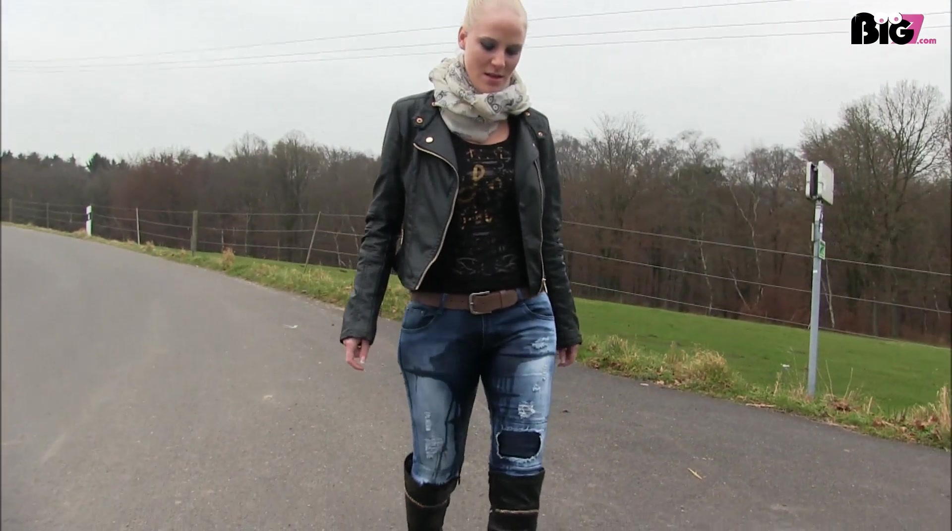 Geiler PISS in JEANS und STIEFEL Beim spazieren gehen entlang der Straße in Jeans und Stiefeln, überkam mich die Lust mich einfach vollzupissen. Stell dir vor, du gehst hinter mir her, beobachtest mich und meinen Arsch und plötzlich lasse ich einfach laufen. Na macht dich das scharf? Also die Jeans und die Stiefel waren patsche nass und die warme Pisse war eine Wohltat an meinen Beinen und im Schritt.