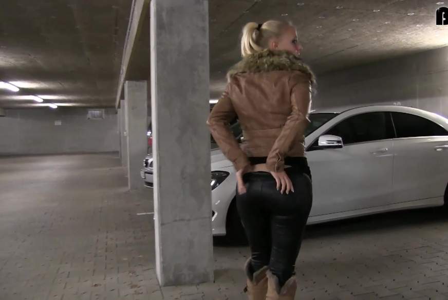 PUBLIC A**l Plug Wahnsinn mit enger Leggings von Lara-CumKitten pic2