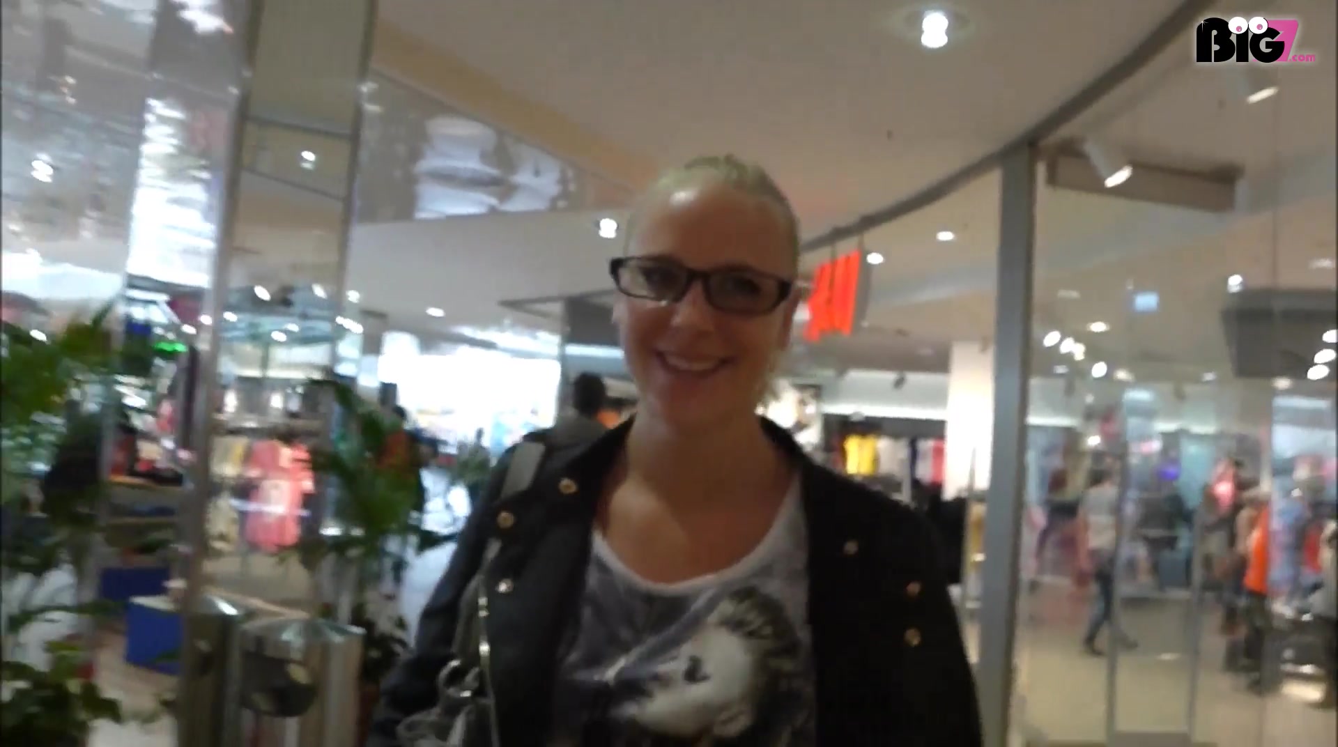 Ich war im Einkaufscenter Klamotten shoppen und in der Dessous Abteilung bekam ich auf einmal tierisch Lust auf einen Schwanz. Wir gingen in die Umkleide und ich besorgte es ihm geil mit der Hand und meiner Zunge, hab seinen Schwanz geblasen, bis er mir alles ins Gesicht spritzte. Ich war total stolz auf die Sahne auf meiner Brille und wollte, dass es jeder sieht und so ging ich damit einmal quer durchs Center bis zum Parkhaus :) Echt dreist! Sorry, dass die Qualität manchmal nicht 100% ist, war eben eine freche, spontane Amateur-Aktion :)