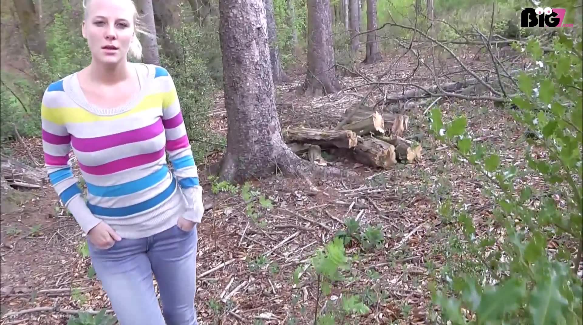 DAS war echt der krasseste und geilste Facial den ich bis jetzt bekommen habe... WAHNSINN!!! Ich war im Wald spazieren und war so geil auf Schwänze. Ich sprach den nächsten Typen an und fragte ihn ob er Lust hat mich richtig dreckig als Miststück zu benutzen. Er ließ sich nicht 2x bitten und ich lutschte ihm sein Rohr bis es fast platzte. Nachdem er meine Titten und meinen Jeansarsch gesehen hatte und ich mich vor ihm fingerte, schoss das Sperma nur so aus seinem Schwanz in meine Schlampenfresse. So einen geilen Blowjob Quickie hatte ich echt noch nie!