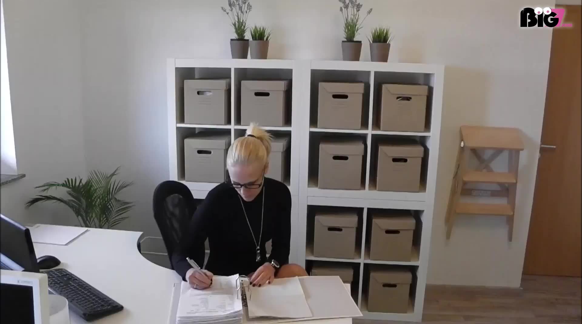 Jeder im Büro kennt mich und weiss, was ich für eine kleine billige Fickschlampe bin. Ich bin zwar erst in der Ausbildung, aber ich bumse mich in der Firma schon hoch. In der Pause gehe ich immer ins Treppenhaus, finger mich und lasse mich von irgendeinem Kollegen dabei erwischen... In der Büro Küche hab ich mich dann ficken lassen, hab ihm einen geblasen wie ein wilder Teeny und ich bekam dafür den heftigsten Facial seit langer Zeit. Spermaverschmiert bin ich in mein Büro zurückgegangen und hab weiter gearbeitet...