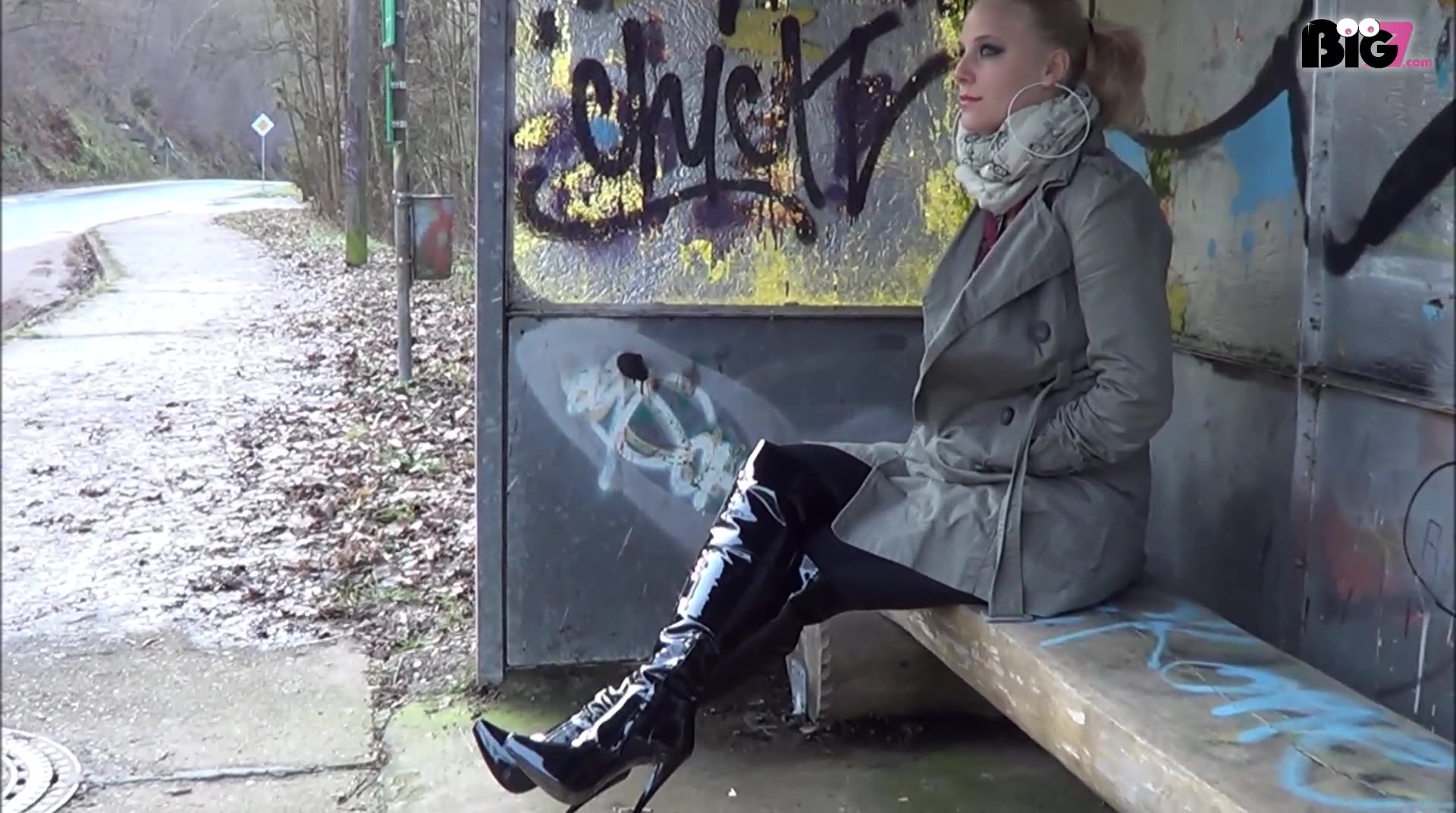 Ich saß an der Bushaltestelle und wunderte mich warum mich dieser Typ die ganze Zeit anstarrte- bis er mich ansprach... Tja, mal wieder erkannt worden. Hätte ich mir die Overknee High Heels und die Leggings nicht angezogen, wäre mir das vielleicht nicht passiert. Jetzt wollte er meinen Arsch anfassen und einen gelutscht bekommen. Aber warum auch nicht... wenn ich dafür sein Sperma in meine Fresse bekomme, mach ich das doch gerne :)