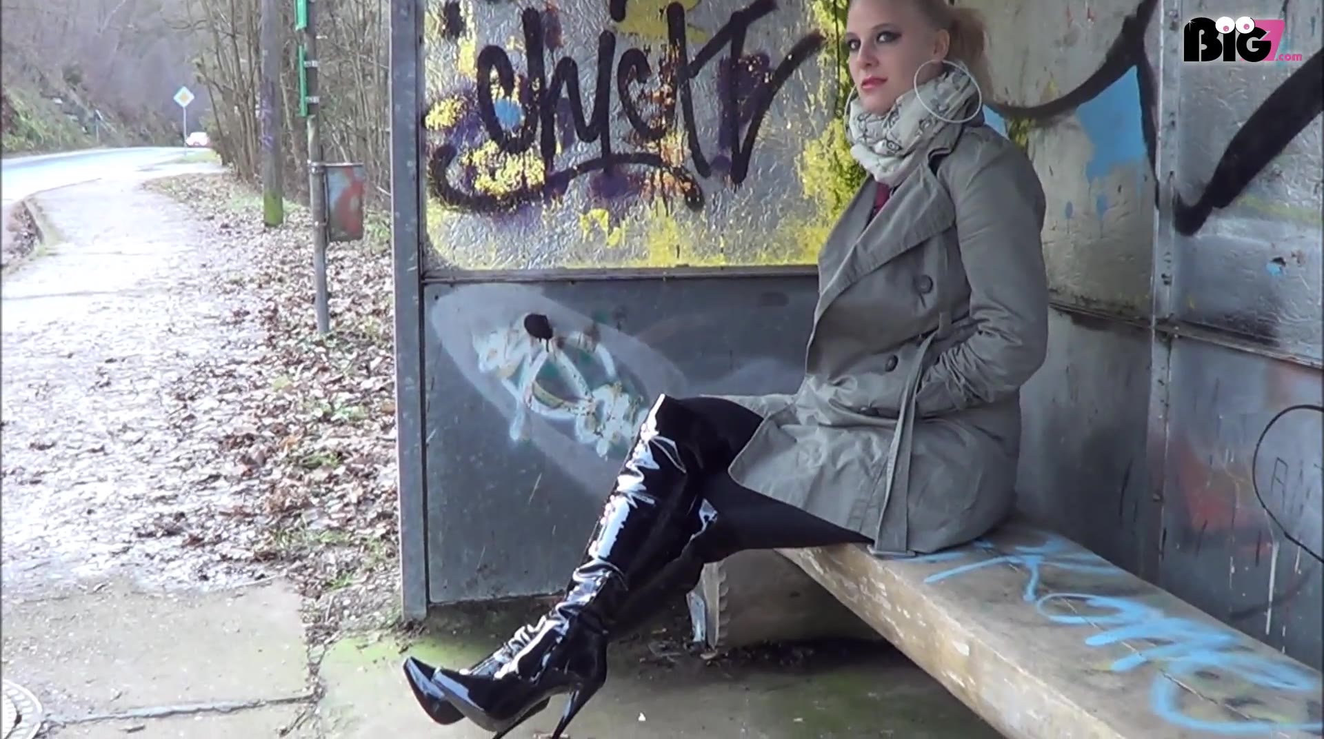 Outdoor erkannt - spontaner Facial Blowjob Ich saß an der Bushaltestelle und wunderte mich warum mich dieser Typ die ganze Zeit anstarrte- bis er mich ansprach... Tja, mal wieder erkannt worden. Hätte ich mir die Overknee High Heels und die Leggings nicht angezogen, wäre mir das vielleicht nicht passiert. Jetzt wollte er meinen Arsch anfassen und einen gelutscht bekommen. Aber warum auch nicht... wenn ich dafür sein Sperma in meine Fresse bekomme, mach ich das doch gerne :)