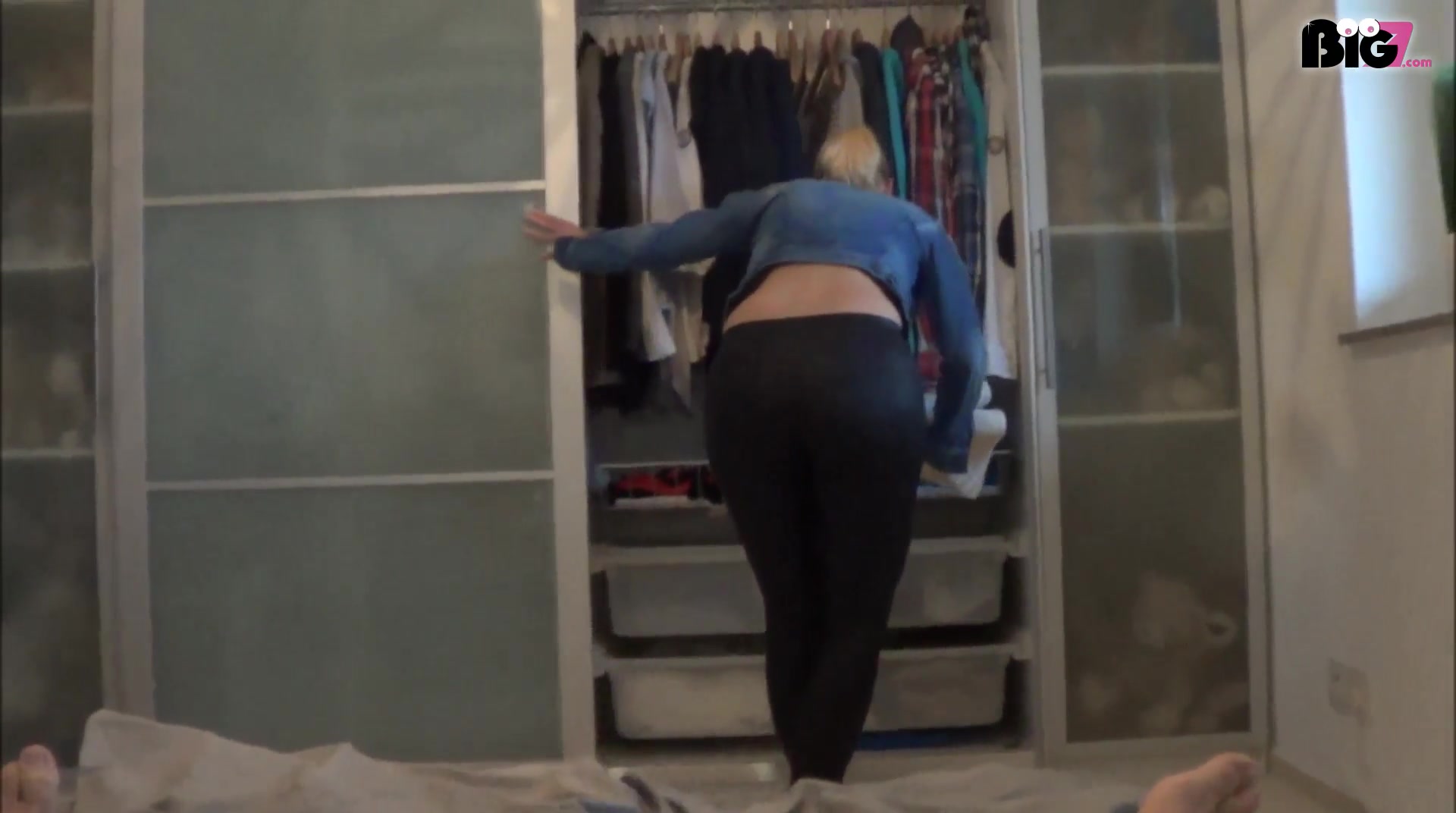 Ich bin ein braves devotes junges Mädchen, helfe im Haushalt und wollte nur die Handtücher wegräumen. Dabei erwischte ich meinen Stiefdaddy beim Wichsen. Einen geilen Schwanz wollte ich aber auch immer schon mal wichsen, bei dem Gedanken daran werde ich ganz nass zwischen den Schenkeln. Daddys Schwanz war hart und er fühlte sich so geil an, dass ich ihn auch mal in mein Teeny Fickmaul nehmen musste. Er genoss es natürlich total und wichste mir voll in meine verdorbene Sperma Gören Fresse. Das ist der Alltag einer kleinen Teeny Hure :)