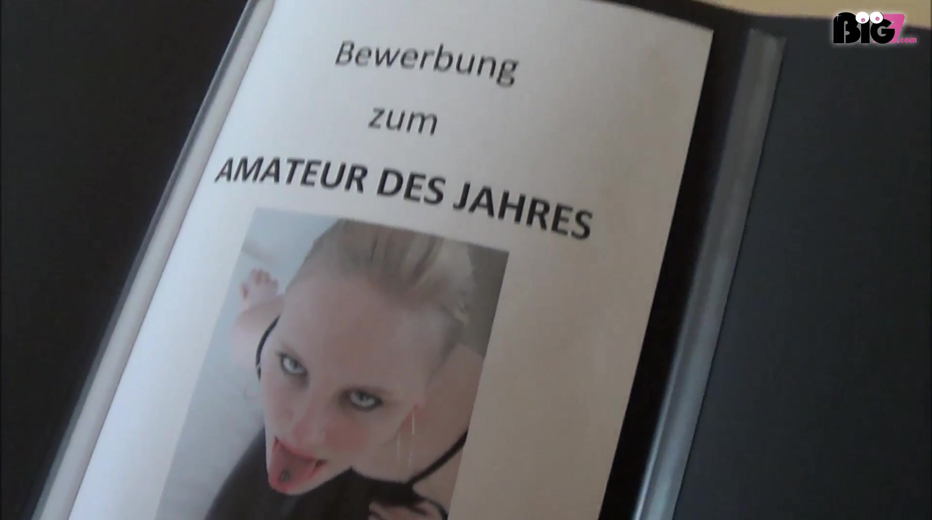Das kann auch wieder nur mir Tollpatsch passieren! Nach meinem Praktikum wollte ich mich nun endlich für die Ausbildung bewerben, doch irgendwie habe ich die Bewerbungen vertauscht! Extrem peinlich was ich ihm da abgegeben hab- oh Gott, wie peinlich, seht selbst. Mein Chef hat es aber recht gelassen gesehen und ist mit mir die üblichen Bewerbungsprozeduren, wie ich sie kenne, durchgegangen- also Blasen, Lecken, Handjob, Ficken und ein Hammermäßiger Facial. Ach mein Chef ist einfach nur zu gut zu mir, denn wie es ausging... naja seht selbst :)