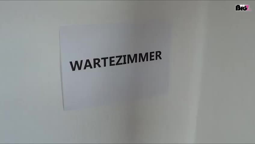 Seit Tagen kribbelt es mir zwischen meinen Schenkeln! Das ist doch nicht normal... also ab zur Physiotherapie, die haben da so geile Massagestäbe ;) Der Arzt wusste erst irgendwie nicht, was ich wirklich wollte, doch dann hat er es verstanden, mich an eine FICKMASCHINE angeschlossen und mir so einen Massagestab gegeben. Junge junge ist das krass!!! So geil hab ich es mir noch nie besorgt! Einen dicken schwarzen Dildo in der Fotze und am Kitzler geil massiert. Der SQUIRT ließ nicht lange auf sich warten. So nass und geil war ich noch nie! Gefällt dir der Anblick?