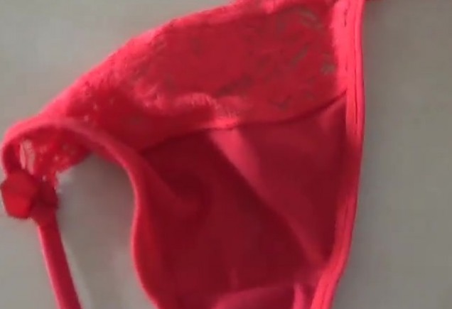 Ich dachte ich seh nicht richtig!!! Als ich nach hause komme, sehe ich meinen WG Mitbewohner, wie er sich an meinem getragenen Slip aufgeilt! Ich war sprachlos und hab ihn erstmal zur Rede gestellt. Vor Wut hab ich seinen Schwanz mit meinen High Heels auf dem Tisch gequetscht. Das hat ihn aber nur noch mehr aufgegeilt und irgendwie wurde mir auch heiss zwischen den Beinen, bei der Vorstellung dass der Bengel auf meine Tangas masturbiert... Ich machte ihm also den Vorschlag, dass ich niemandem etwas davon erzähle, wenn er mich an Ort und Stelle durchfickt. Der Deal kam ihm glaub ich ganz recht und er nahm mich richtig geil ran bis er mir meine Ficklöcher vollgespritzt hatte.