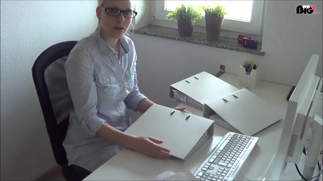 Ich bin heute im Büro vom Chef echt fertig gemacht worden. Er sagte, ich würde nicht mehr gut genug arbeiten. Meine Vermutung, er hätte mich nur eingestellt, weil er mich als Fickstück benutzen will, bestätigte sich, als er mich dazu nötigte mit ihm rum zu machen. Ich bin auf den Schreibtisch geklettert und habe ihm erstmal meine Porno High Heels und meinen prallen großen Arsch in meiner Jeans Leggings gezeigt. Er klatschte mir ein paar mal richtig auf den Hintern. Davon wurde er so geil, dass er mich auf dem Schreibtisch durchgefickt hat. Der krönende Abschluss war aber, als er mich dann als Wichsvorlage benutzt hat, sich einen vor mir runtergeholt hat und mir seinen ganzen Saft in mein Büroschlampen Gesicht und auf die Brille gespritzt hat. Ich hoffe jetzt, ich werde nicht mehr gekündigt...