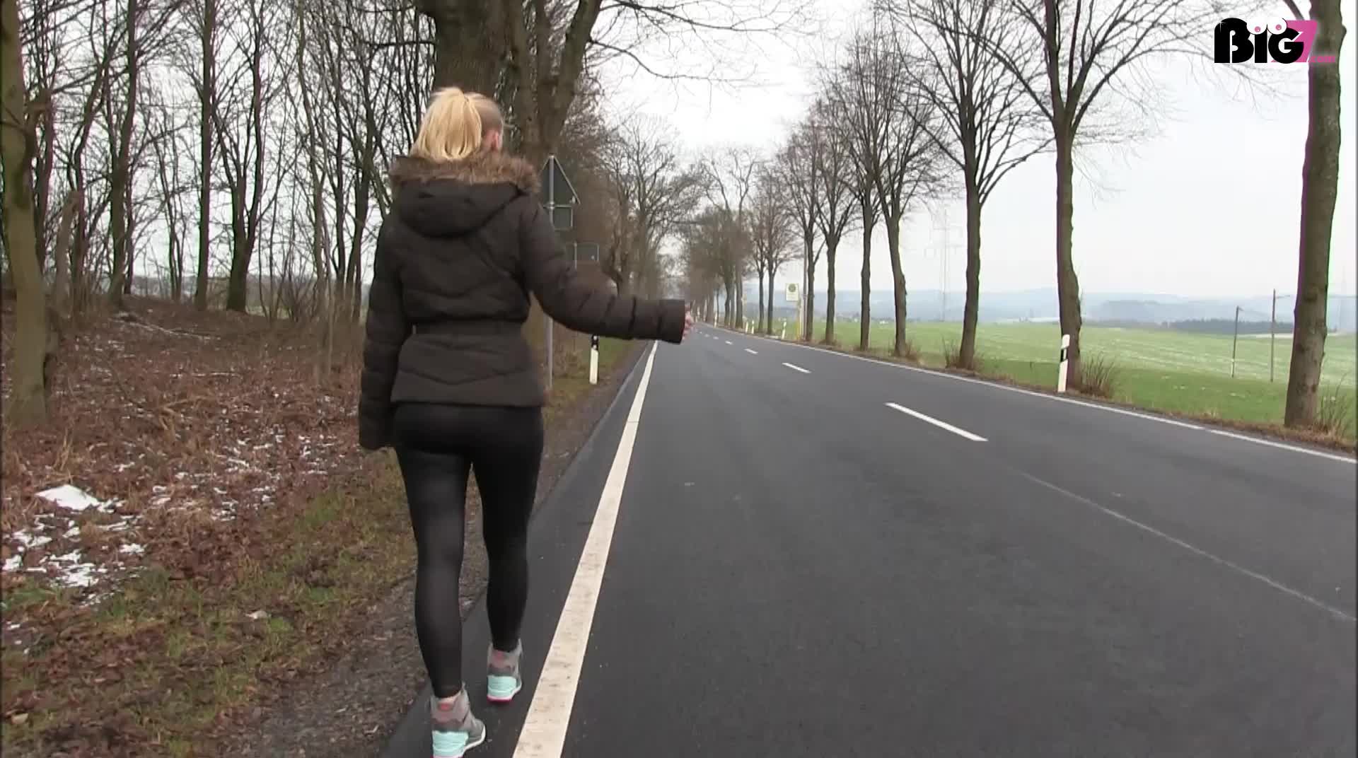 Wenn ich den Bus verpasst hab, weil ich mich unter der Dusche mal wieder zu lange gefingert habe, muss ich per Anhalter fahren. Komisch, es hält immer schnell ein Auto an, aber immer wollen die Männer am Steuer eine Gegenleistung fürs Mitnehmen. Find ich aber geil und ist ja auch richtig so. Nach einem geilen Blowjob in Leggings und geöffneter Daunenjacke (nix drunter... hihi) verpasste er mir eine Gesichtsbesamung und ich kam noch (halbwegs) trocken und warm an mein Ziel ;) Was würdest du von mir fürs Mitnehmen verlangen?