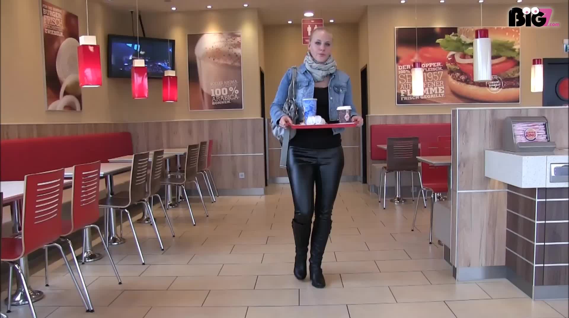 Würdest du mich auch gern mal ins Schnell-Restaurant begleiten? Eine Sache sage ich dir aber gleich: Ich brauche immer eine extra Portion Sperma als Nachtisch! Nachdem ich lecker gegessen hab, hole ich erst mal frech meinen Dildo raus und wichse meine nasse Fotze dreist mitten im Laden. Da bekomme ich Lust auf meinen Nachtisch, lutsche seinen Schwanz und lasse mich auf der Toilette durchficken. Ich hole meine Titten raus und lasse mir seine Sahne voll in die Fresse spritzen. Ich stecke mir schnell alles in die Maulfotze und schlucke alles! Wow war das ein geiler Quickie!