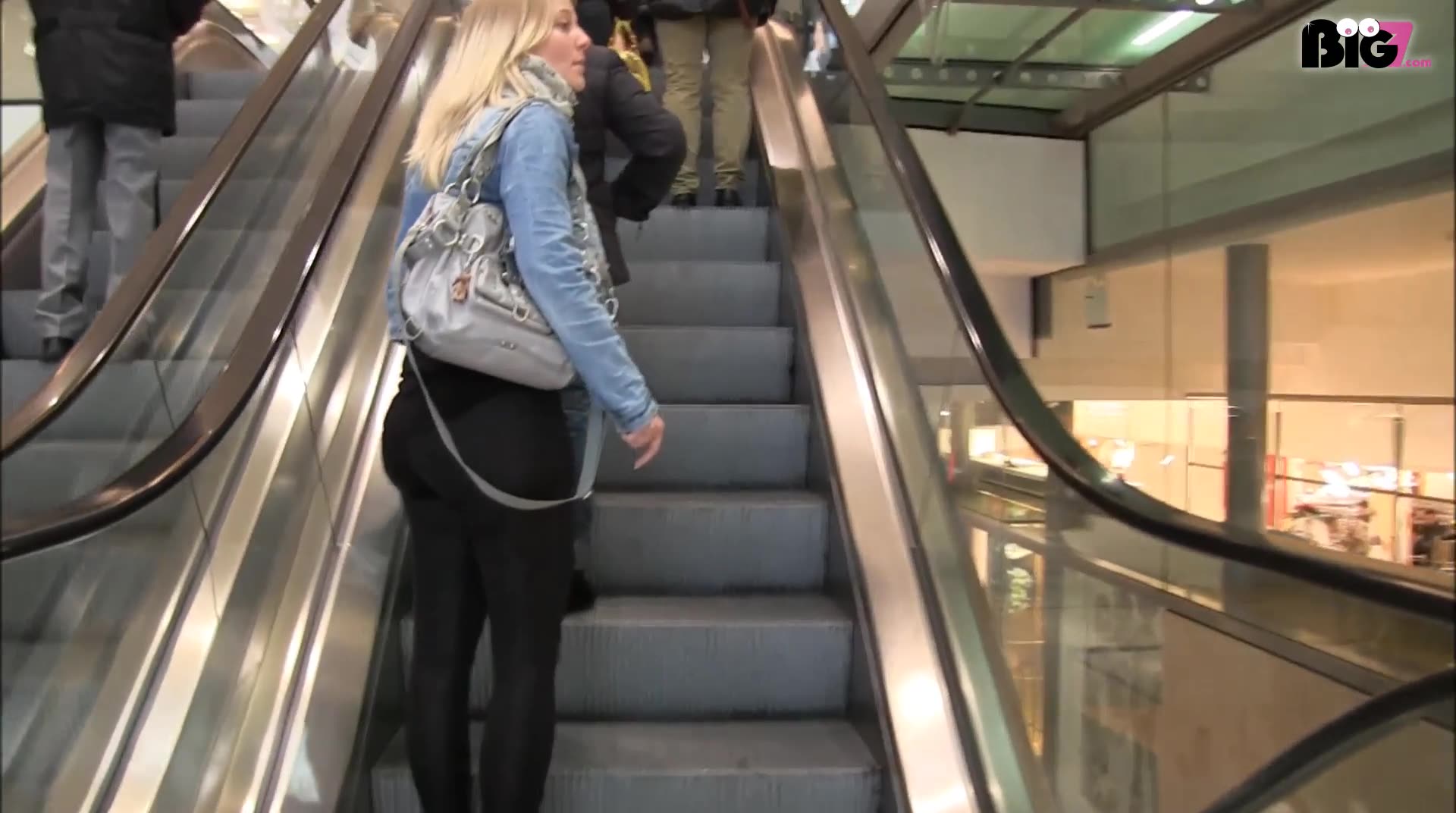 Ich war geil shoppen und musste auf der Fahrt dahin schon so pissen. Als ich dann in einem bekannten Klamottenladen war, mir ein Teil ausgesucht hatte und damit in die Anprobe ging, hielt ich es nicht mehr aus. Ich hab mir die Hose ausgezogen, mich einfach hingehockt und alles schön in den Teppichboden der Umkleide gepisst! Dreist oder? Ob der Ladendetektiv irgendwas gecheckt hat?