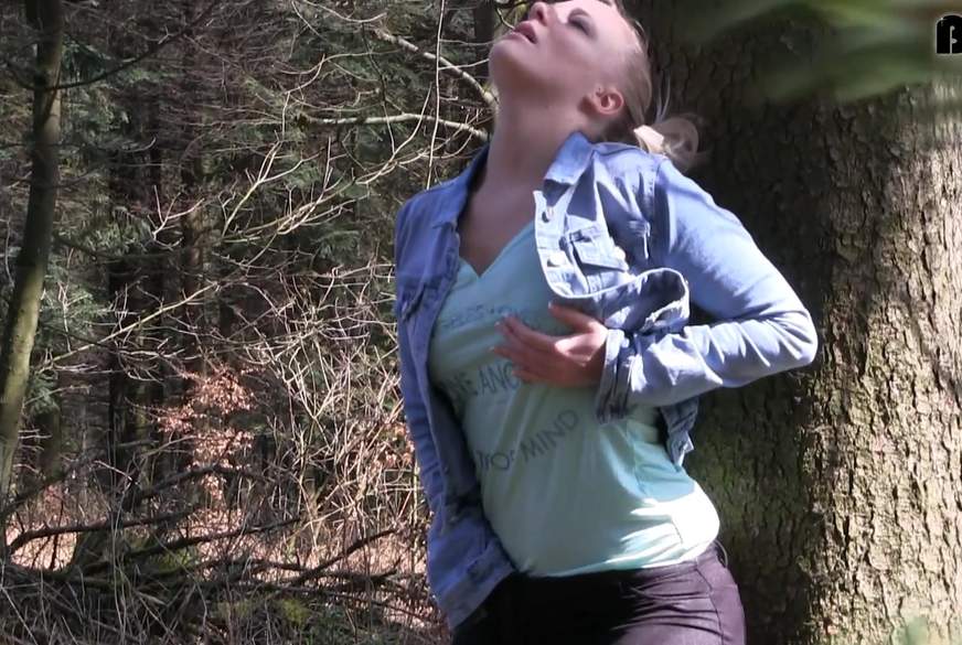 Heimlich im Park g*******t - Voyeur schaut zu von Lara-CumKitten pic3