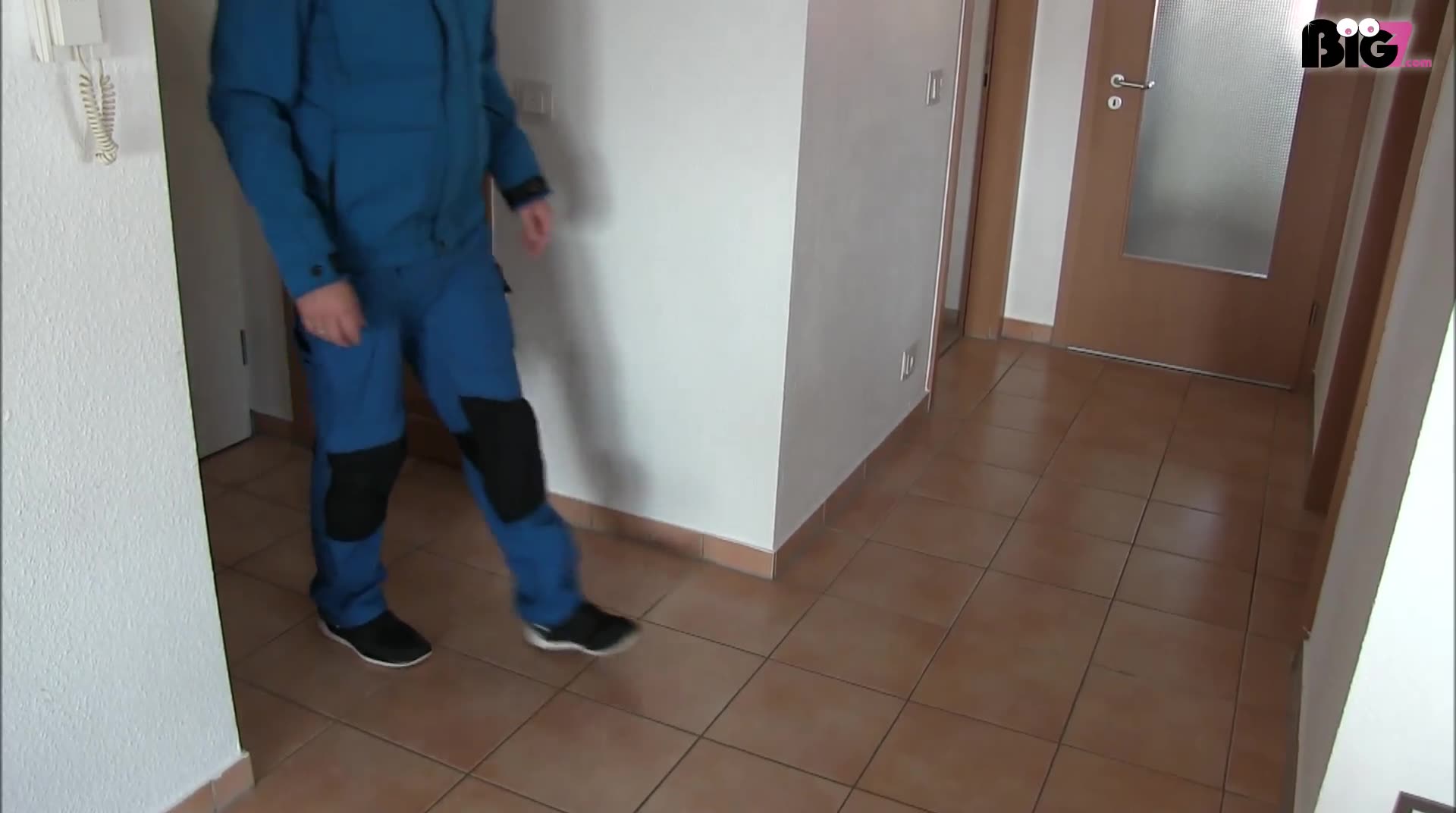 Magst du heute mal heißen After-Work-Sex statt kühlem Feierabend-Bier? Hat dich deine Frau nach einem anstrengenden Arbeitstag auch schon mal so empfangen und verwöhnt? Ich stand in Heels und schwarzen Dessous vor ihm, hab mich vor ihn gekniet und ihm sein geiles Rohr gelutscht. Breitbeinig lege ich mich auf die Couch, halte mein nasses Fotzenloch auf und lasse mich willig von ihm in verschiedenen Stellungen durchficken. Meine Titten wackeln bei jedem Stoß und ich kann die Spermadusche kaum abwarten. Ich wichse seinen Ständer bis alles aus ihm raus schießt. Willst du nach der Arbeit auch mal so empfangen werden? Oder doch lieber nur ein Bier? ;)