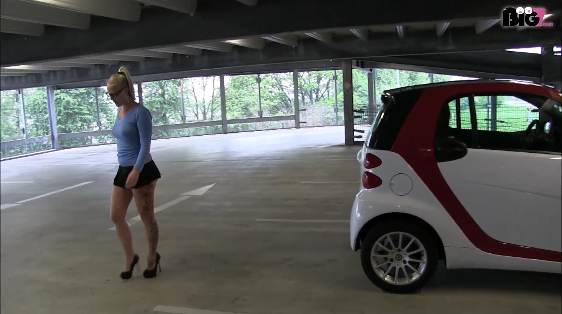 Mega notgeil flüchtete ich ins Treppenhaus um mich endlich zu fingern und schob den extrem knappen Minirock über meinen riesigen Fickarsch. Das blieb nicht unbeobachtet, aber der Typ kam mir gerade recht. Er fickte mich heftig doggy auf den Stufen durch bis ich zum erlösenden Orgasmus kam. Dann lutschte ich seinen harten Fickprügel mit meiner zungengepiercten Maulfotze richtig ab und er spritzte mir mein ganzes Gesicht so extrem voll, dass ich nichts mehr sehen konnte. So hammer geil war es schon lange nicht mehr! Liegt es an meinem Zungenpiercing...?