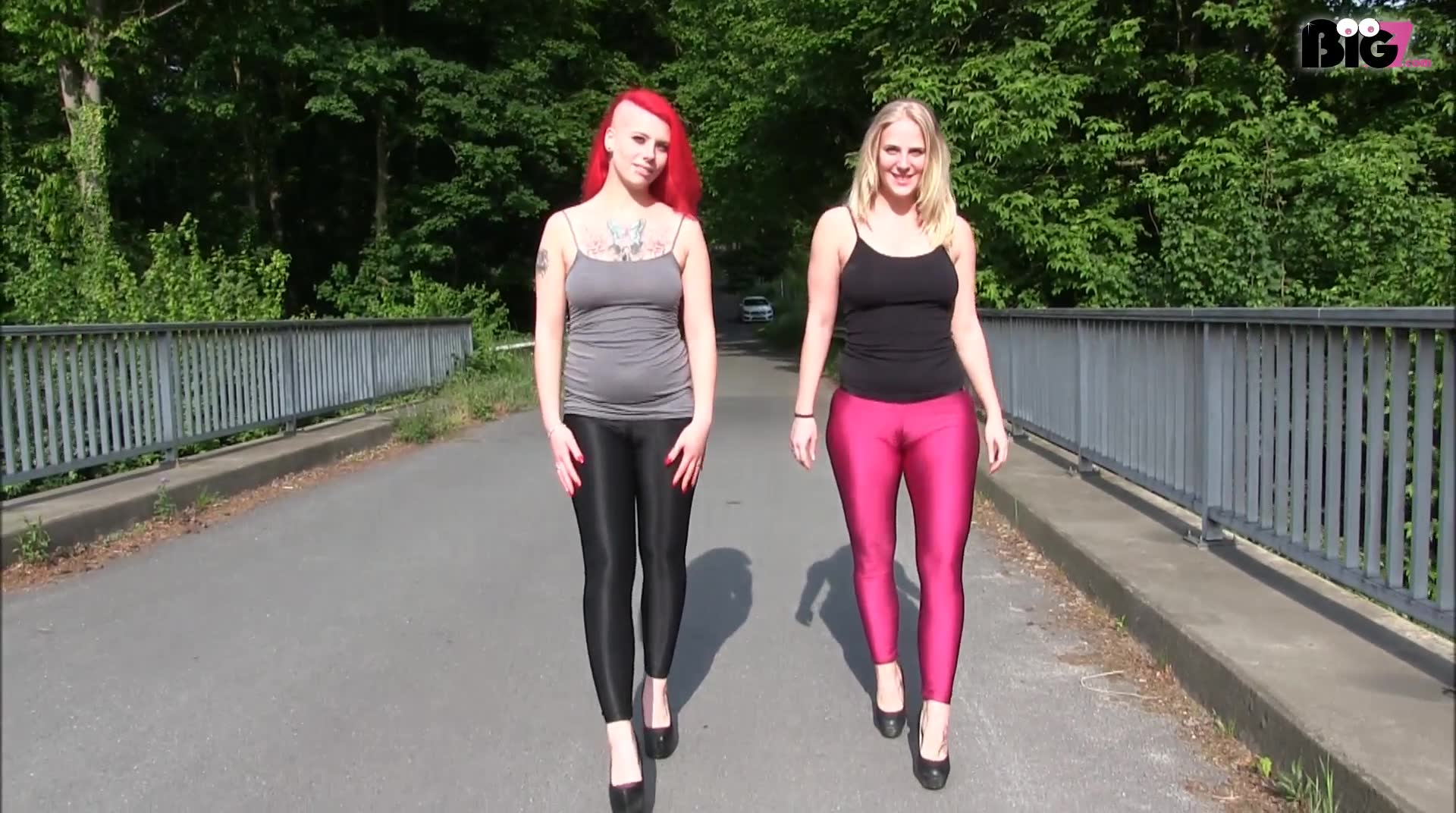 Wie krass war das denn?! Meine Freundin Bonnie-Stylez und ich sahen von der Autobahnbrücke den Stau und dachten beide das gleiche. Bevor wir unsere Tops hochgezogen haben, fingen die ersten schon an zu hupen, aber als die Titten blank gezogen waren und wir anfingen rumzulecken, ging es erst richtig los. Die einen hupten noch während die anderen schon ihr Handy zückten... Ich glaube da haben wir einigen den lästigen Feierabend-Stau versüßt. Stau Entertainment rot blond. So macht selbst der Stau spaß ;)