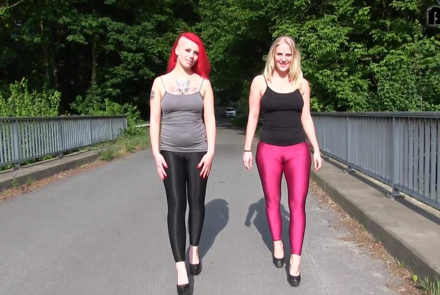 STAU Entertainment - Public Flashing rot blond von Lara-CumKitten pic1