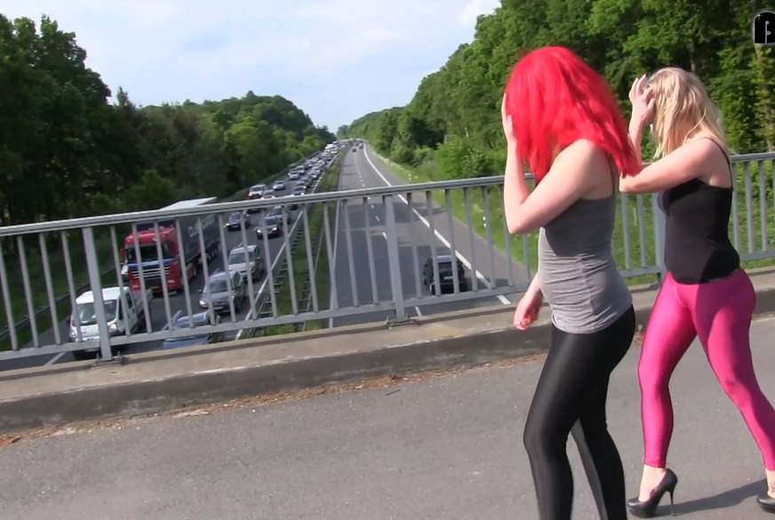 STAU Entertainment - Public Flashing rot blond von Lara-CumKitten pic2