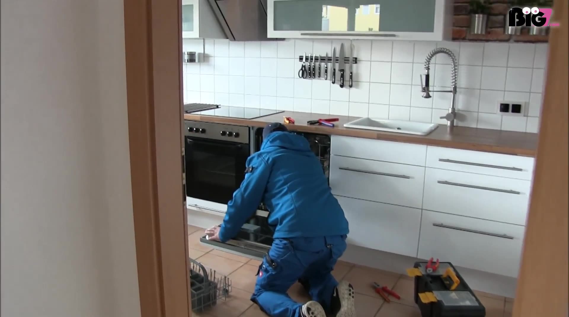 Als ich hörte was der Handwerker für seine Arbeit haben wollte bin ich fast umgefallen. Das kann ich mir jetzt gerade echt nicht leisten. Deshalb habe ich ein wenig mit meinen Reizen gespielt und der Kerl ist doch tatsächlich darauf eingegangen. Er hat mich dreist als Fickstück benutzt und mir vorher die nasse Pussy geleckt. Um von den Schulden runter zu kommen habe ich aber gerne seinen harten Ständer geblasen und meine geile Fotze durchficken lassen, denn ich konnte es echt nochmal vertragen :) Dann hat er meine Bitch Fresse komplett vollgespritzt. Hättest du mich auch so benutzt und mir die Rechnung erlassen oder hättest du knallhart auf das Geld bestanden?