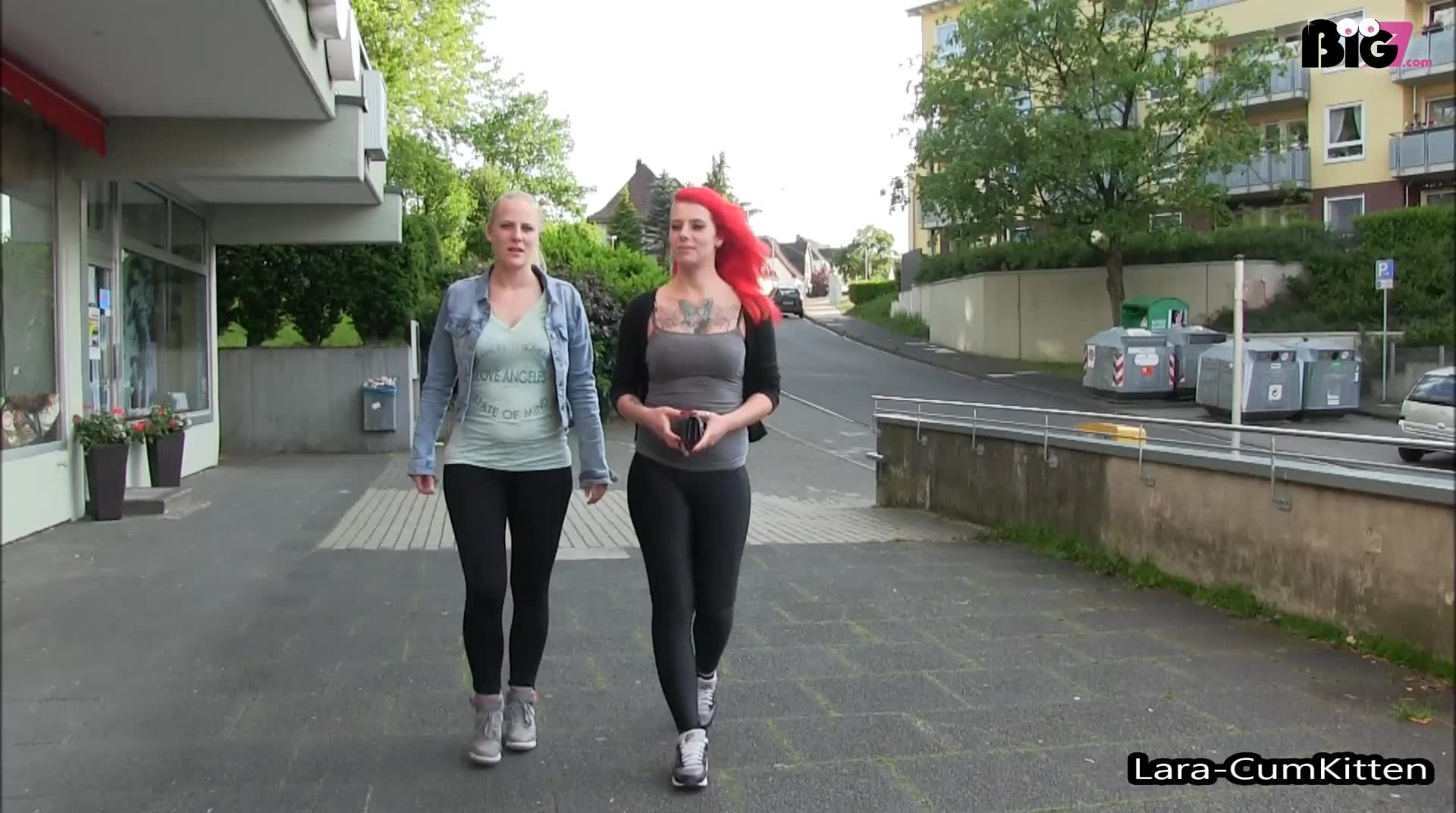 Wir wollten abends zusammen feiern gehen und mussten vorher noch Geld holen. Als meine Freundin Bonnie-Stylez und ich in die Bank gingen, mussten wir beide so dringend pissen, dass uns beim Warten am Geldautomaten fast die Blase platzte. Wir hockten uns einfach hin und pissten heftig los! Mein Gott wie krass, was für ein riesiger See auf dem Boden. Wenn da plötzlich einer die Tür rein gekommen wäre... Unvorstellbar!