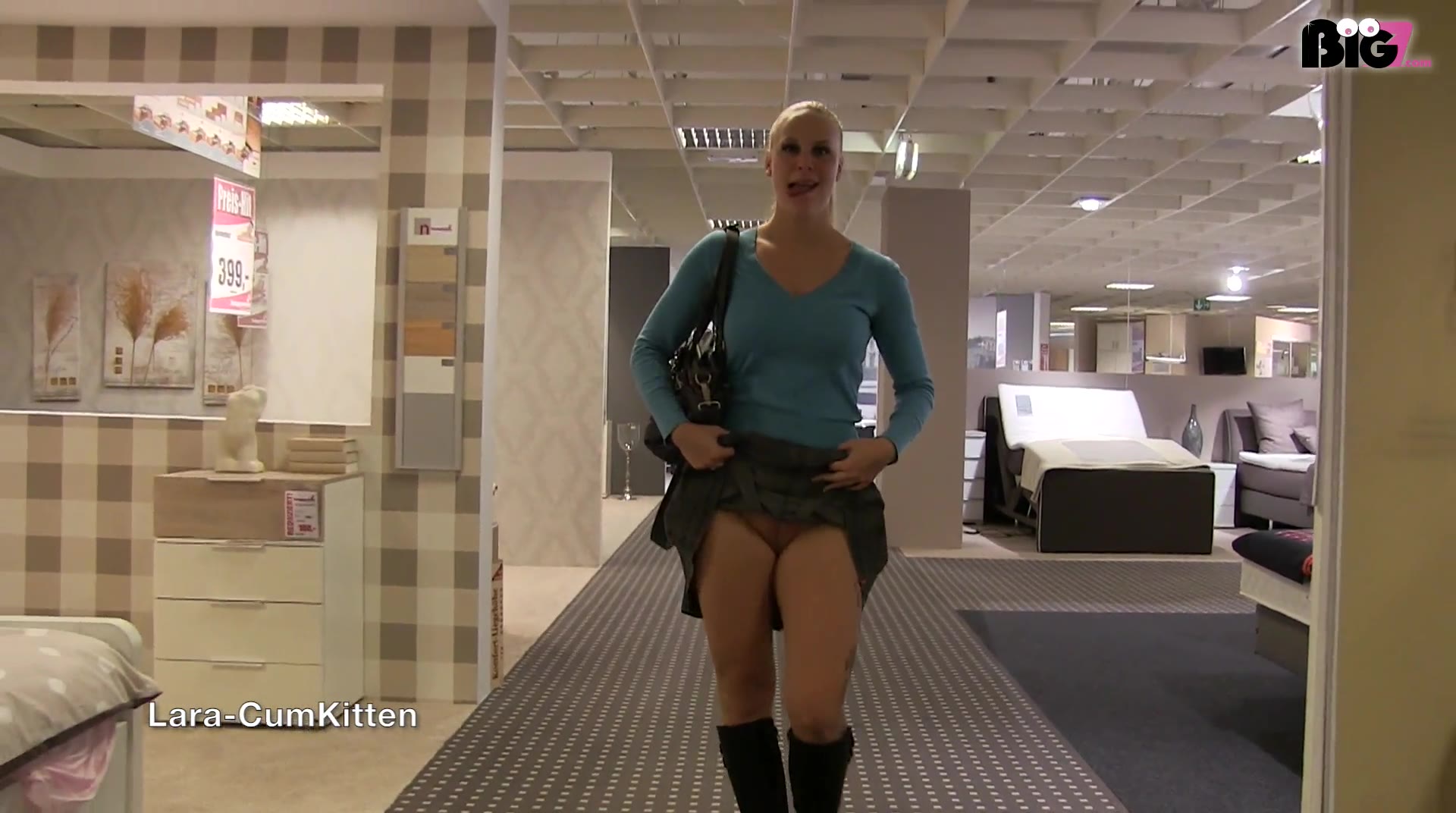 Dreister PUBLIC PISS - Mitten ins Möbelhaus gepisst Ich war im Möbelgeschäft, weil mein altes Bett schon so durchgefickt ist, dass ich mal ein Neues brauche. Diese Gelegenheit habe ich mutig für einen Public Piss genutzt und die Bettenabteilung eingeweiht :) Als ich ein Bett gefunden hatte, hab ich einfach öffentlich meinen Rock hochgezogen und einfach doggy auf das Bett gepisst! So extrem frech und dreist bin ich echt selten... aber du findest es geil, stimmts?