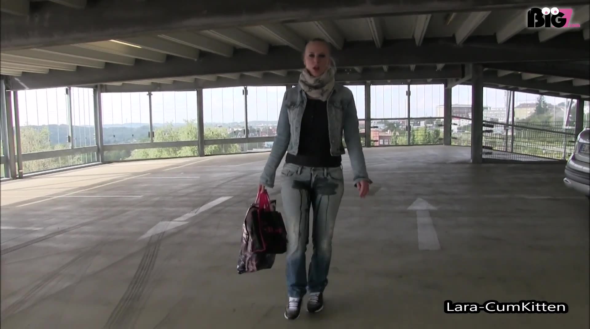 Aus den letzten 12 Monaten präsentiere ich in dieser Best of #Compilation meine geilsten Piss- Szenen. 30x geballte #Champagner Power. Sexy, unwiderstehlich und patsch #nass! Egal ob dreist in die Uni #Bibliothek, in die #Telefonzelle, in die #Sparkasse, ins #Möbelhaus, in die #Umkleidekabine, in einen #Einkaufswagen, an der #Haltestelle, #doggy auf den Schreibtisch, im #Treppenhaus, ins #Parkhaus oder einfach sexy #public in #Jeans oder #Leggings! Ich stehe drauf und es gibt mir so manches mal einen absoluten extra Kick! Diese scharfe Zusammenstellung ist ein must have für alle #NS Freunde!