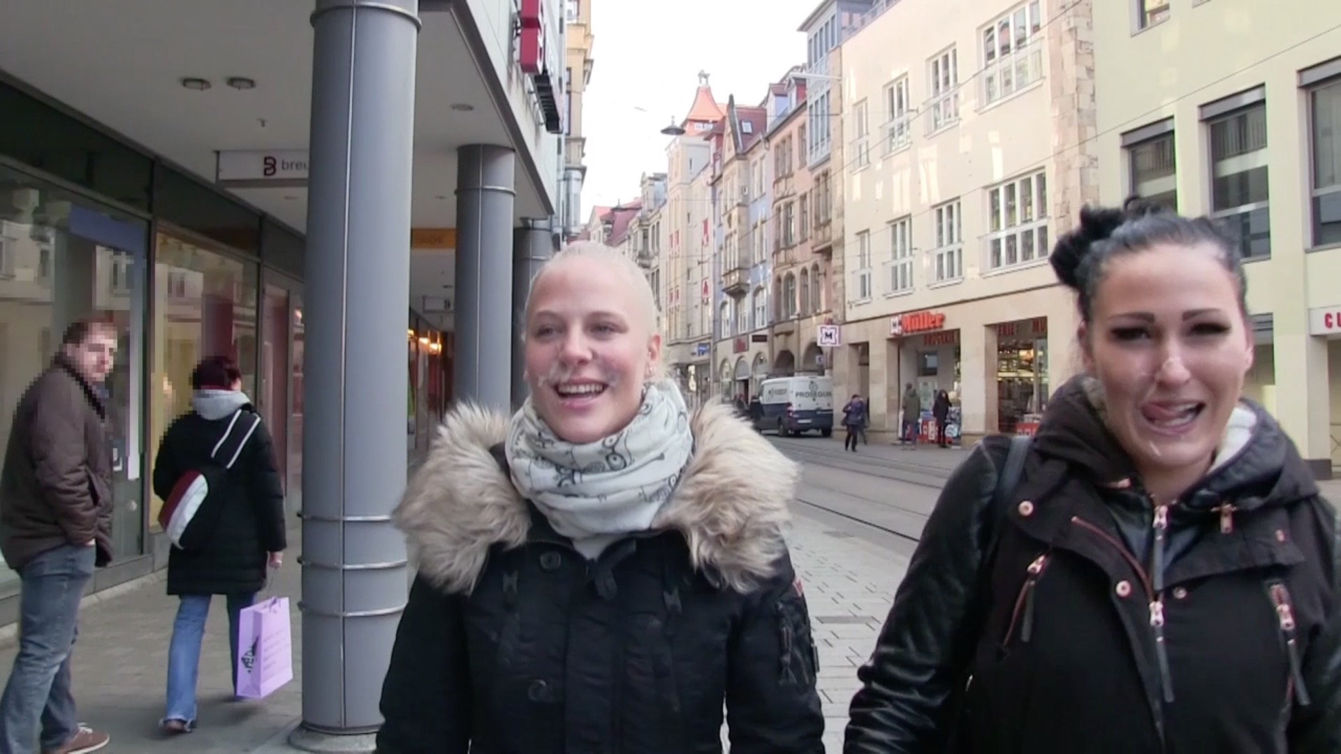 KRASS! Mitten in der Stadt erkennt uns ein #User und spricht uns an, ob wir spontan genug sind, uns hier und jetzt in der Öffentlichkeit das Gesicht vollspritzen zu lassen. Meine Freundin Mira und ich haben immer Lust auf Schwänze, also blasen wir ihm hinter einer Ecke seinen Prügel und nach kurzer Zeit spritzt er uns eine Mega-Ladung Sperma in unsere Fressen. Die Spermafäden ziehen sich lang und wir gehen los, zum geilsten #Spermawalk ever - Mitten durch die Einkaufsstraße, vorbei an mega vielen Leuten, alle drehen sich nach uns um, die Menschen in der Straßenbahn und der Mann im Geldtransporter trauen ihren Augen nicht. So einen öffentlichen #Facial hat hier noch keiner gesehen! Mehr #public geht echt nicht... und wir lieben es unsere Geilheit so zu präsentieren!