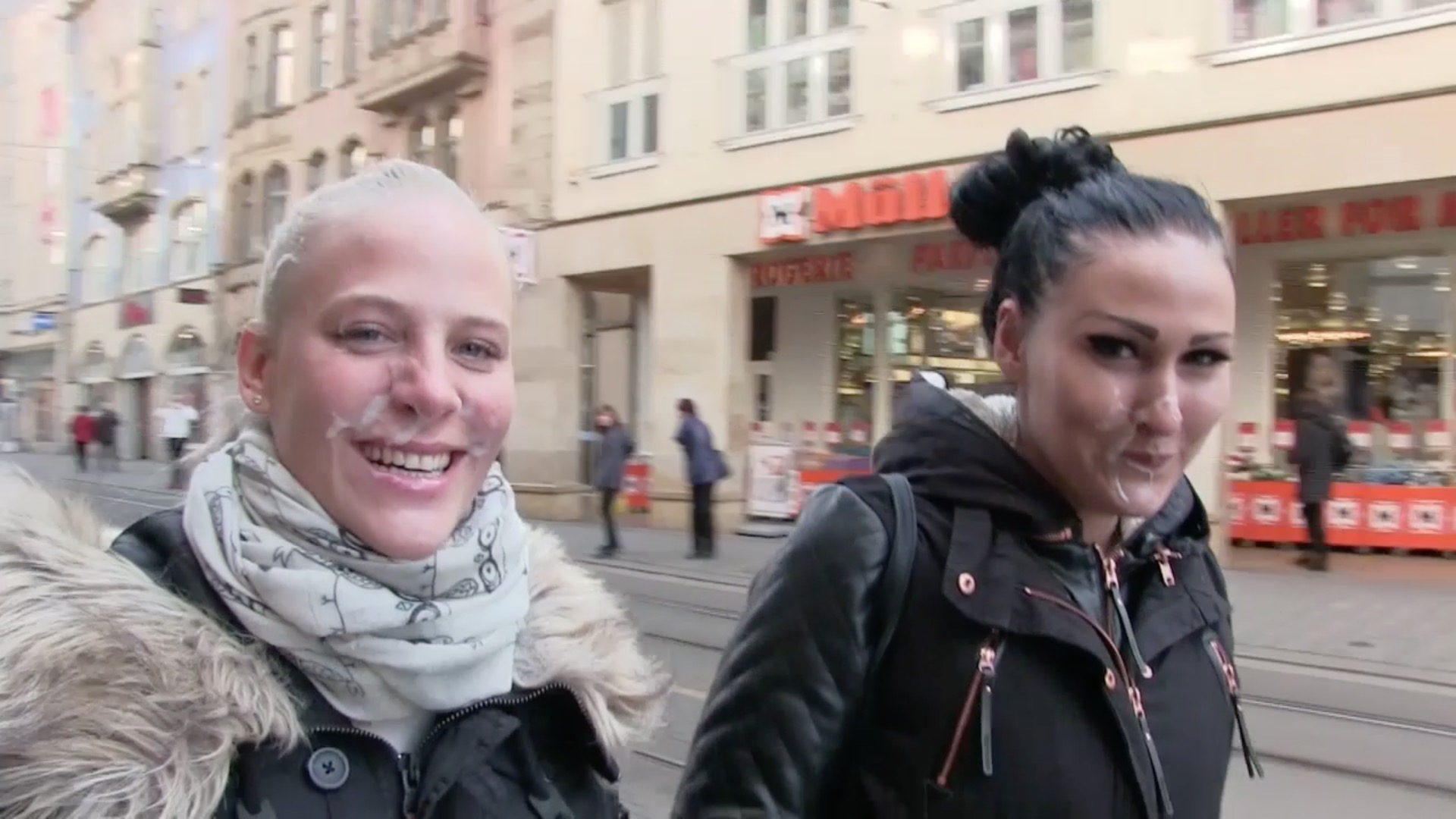 Soo! MUSS PUBLIC - Mehr Spermawalk geht nicht KRASS! Mitten in der Stadt erkennt uns ein #User und spricht uns an, ob wir spontan genug sind, uns hier und jetzt in der Öffentlichkeit das Gesicht vollspritzen zu lassen. Meine Freundin Mira und ich haben immer Lust auf Schwänze, also blasen wir ihm hinter einer Ecke seinen Prügel und nach kurzer Zeit spritzt er uns eine Mega-Ladung Sperma in unsere Fressen. Die Spermafäden ziehen sich lang und wir gehen los, zum geilsten #Spermawalk ever - Mitten durch die Einkaufsstraße, vorbei an mega vielen Leuten, alle drehen sich nach uns um, die Menschen in der Straßenbahn und der Mann im Geldtransporter trauen ihren Augen nicht. So einen öffentlichen #Facial hat hier noch keiner gesehen! Mehr #public geht echt nicht... und wir lieben es unsere Geilheit so zu präsentieren!