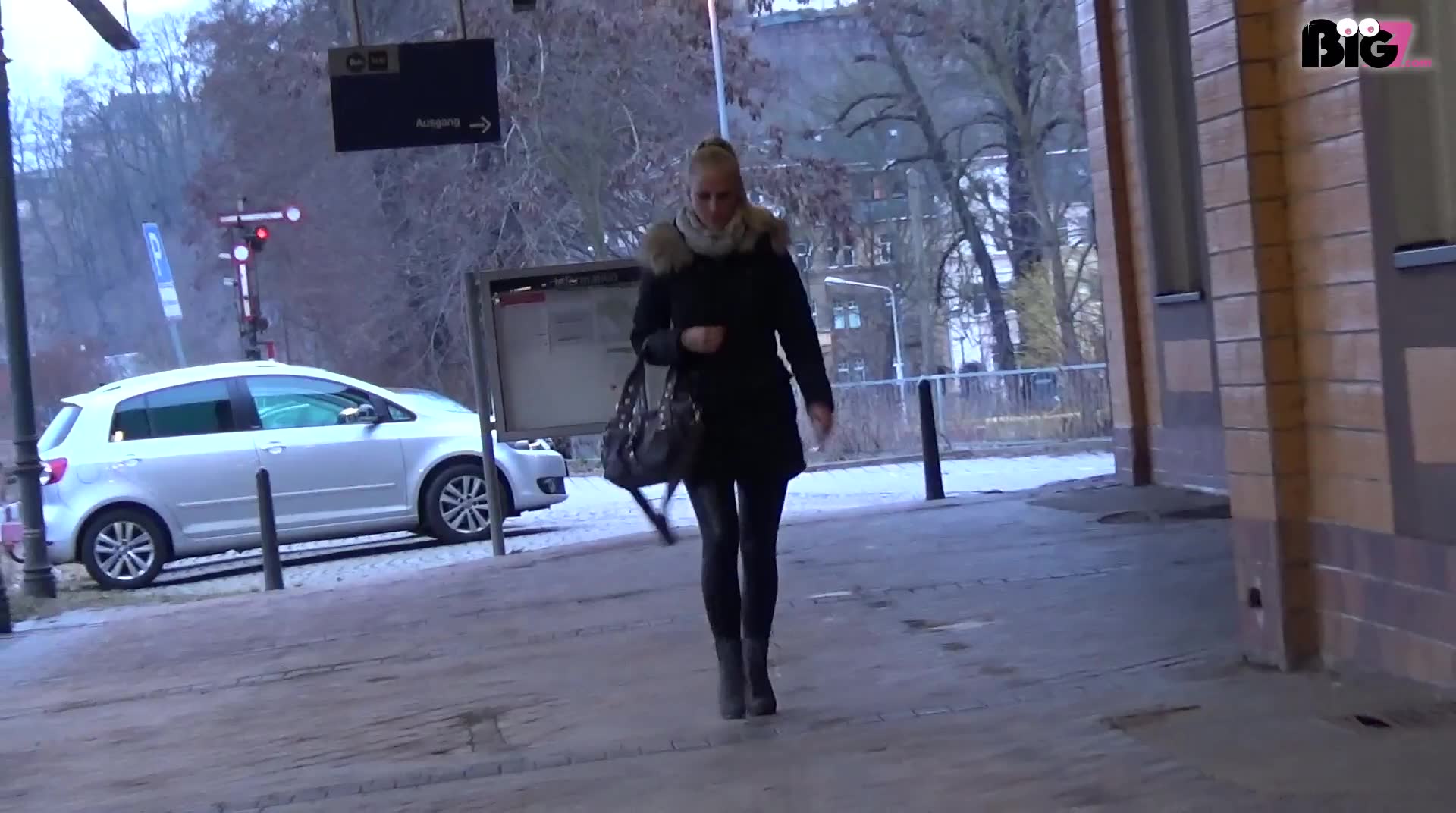 Sex für nen Fahrschein, ohne Gummi, mitten im Bahnhof...? So war das eigentlich nicht geplant. Als ich aber am Ticketschalter merke, dass ich kein Geld mehr für die Fahrt nach München habe, spricht mich ein Mann an und macht mir ein krasses Angebot. Mitten in der Bahnhofshalle neben den Schaltern packe ich seinen Mega XXL Prügel aus und blase ihn geil ab, bis wir von der ätzenden Ticketverkäuferin erwischt werden. Notgeil ziehen wir uns aufs Bahnhofsklo zurück wo ich mich hart von ihm durchficken lasse. Er scheint ziemlich geil auf meinen Leggingsarsch zu sein und WOW, so geil bin ich ja noch nie geknallt worden. Als ich seine Eier mit der Zunge verwöhne spritzt auch schon ne krasse Ladung Ficksahne aus ihm heraus mitten in meine Bitch Fresse! Hättest du mir auch so aus meiner Notlage geholfen?? #public #ficken #facial #blasen #bitch #leggings #arsch