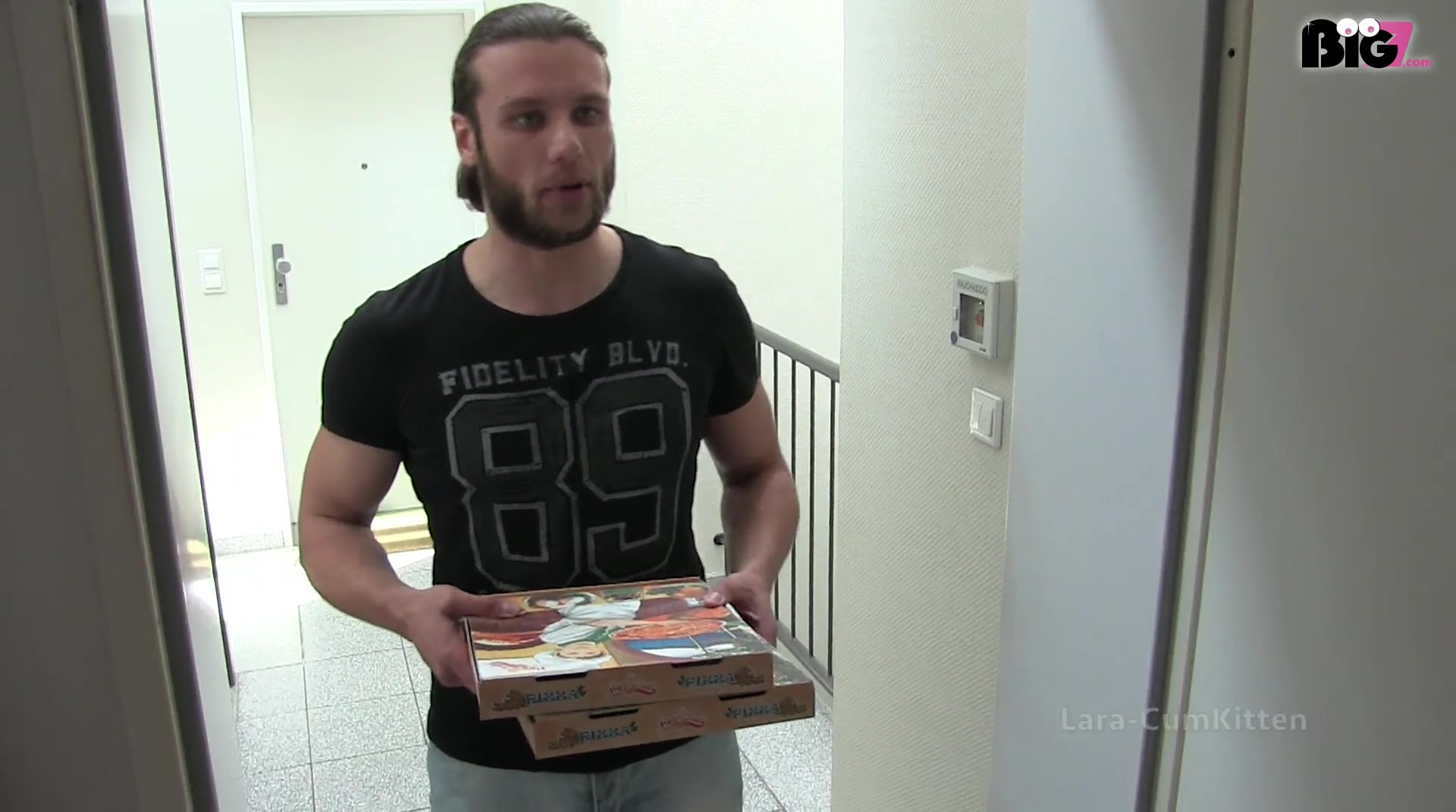 In der Disco haben meine Freundin und ich einen geilen Typen kennengelernt. Wir haben beide unsere knappen engen Minikleider an und sind extrem nass und geil auf ihn. Fickwillig wie wir sind hat er keine größen Mühen uns mit zu sich nach Hause abzuschleppen, wo wir uns beide geil von ihm durchficken lassen. Wow ist das krass wie wir ihm beide doggy unsere notgeil zuckenden Fotzen hinhalten. Er weiß gar nicht wo er seinen Prügel zuerst rein stecken soll. Während er mich doggy durchknallt, leckt er meiner Freundin alle Löcher, aber bevor ich wieder zu viel verrate, schau dir unbedingt diesen geilen 3er an und du wirst erfahren was für eine geile Sperma Sauerei mit Spermakuss wir veranstalten... So willst du uns auch mal abschleppen und vollsauen, stimmts?