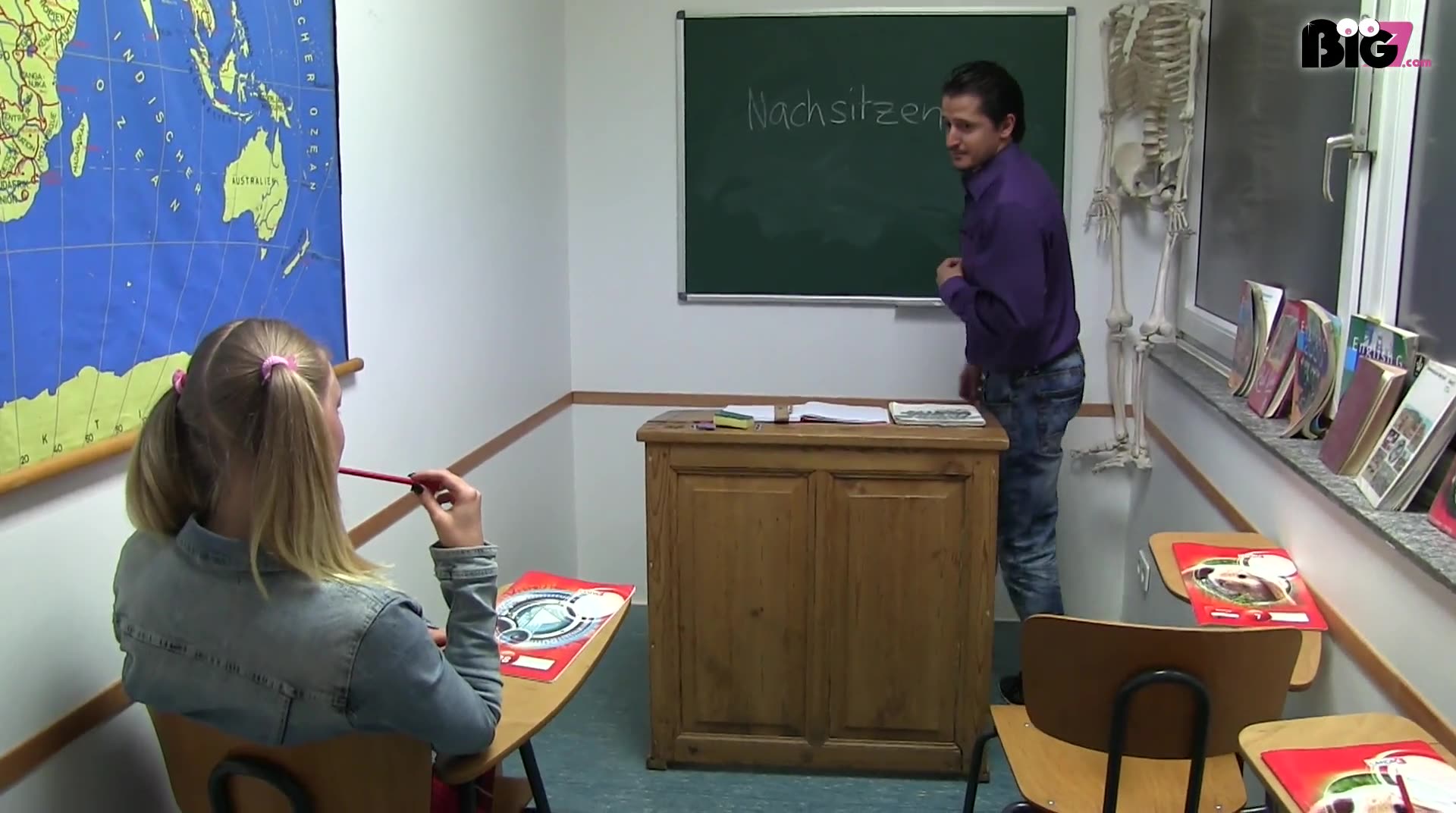 Ohne Höschen unterm Minirock sitze ich mit meiner nassen Fotze beim Nachsitzen und der Lehrer bekommt plötzlich einen mega Ständer in der Hose als ich meine Mädchen-Schenkel vor ihm spreize. Schnell ist klar, das wird eine echt heiße Unterrichtsstunde zwischen Teeny und Lehrer. Willig und geil blase ich ihm seinen Prügel ab und er fickt meine Kehle heftig und hart so wie es kleine Teenys wie ich lieben. Ich knie mich auf den Stuhl und er zerfickt meine feuchte Teeny Fotze so krass, dass ich zum Orgasmus komme, während er mir immer wieder mit dem Lineal auf meinen prallen Teeny Fickarsch schlägt. Da ich wahnsinnig geil auf seine Ficksahne bin, bitte ich ihn süß darum mir alles in meine notgeile Teenyfresse zu wichsen. Wow... wie krass ist das denn?! Er spritzt mir soo heftig das Gesicht voll - so liebe ich Nachsitzen, denn die Hausaufgaben muss ich jetzt auch nicht mehr machen :) Wärst du auch gerne mal mein Lehrer?