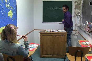 Nachsitzen ist geil - T***y im Klassenzimmer Z******t