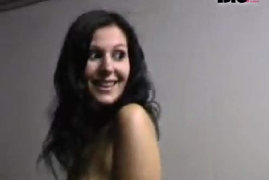 Jessica: Nackt in der Tiefgarage