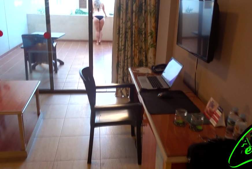 Hat seine Freundin uns beim Urlaubs-Balkonf**k erwischt? von CaroCream