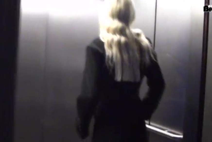 F****n-BITTE: F**kgeil im Fahrstuhl