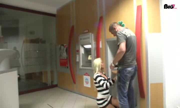 Öffentlich am Geldautomaten gefickt Boah war das krass geil!! Direkt am Info-Terminal habe ich seinen Schwanz geil angeblasen, mich am Kontoauszugsdrucker geil durchficken lassen, seinen Schwanz mit meiner fickgeilen Fotze abgeritten und mir alles schön ins Gesicht spritzen lassen. :-))) Derjenige, der sich die Überwachungsbänder ansehen durfte, wird sicher auch seine Freude daran gehabt haben*frechgrins*