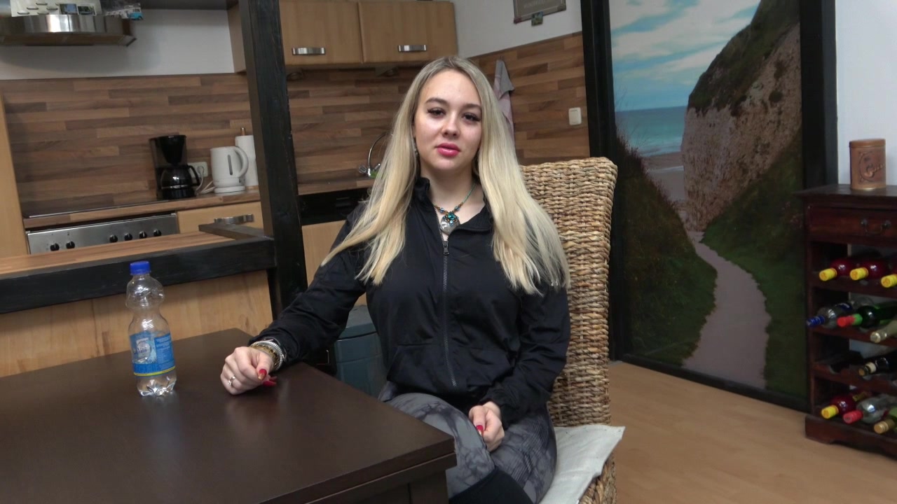 Unglaublich wie UNVERSCHÄMT der Vater meiner Freundin ist............ Als ich Heute am Frühstücks Tisch gesessen bin und auf sie gewartet habe. Kam ihr Vater rein und hat mich richtig eklig versaut angemacht...... Ob ich wohl drauf eingegangen bin? Naja ich glaube meine dicken Brüste haben ihm zum schweigen gebracht!

So bisschen hat mich die Situation auch geil gemacht....ihn hinter dem Rücken meiner Freundin geil zu machen. Als er aber dann tatsächlich seinen Schwanz raus geholt hat WAR ICH SPRACHLOS!