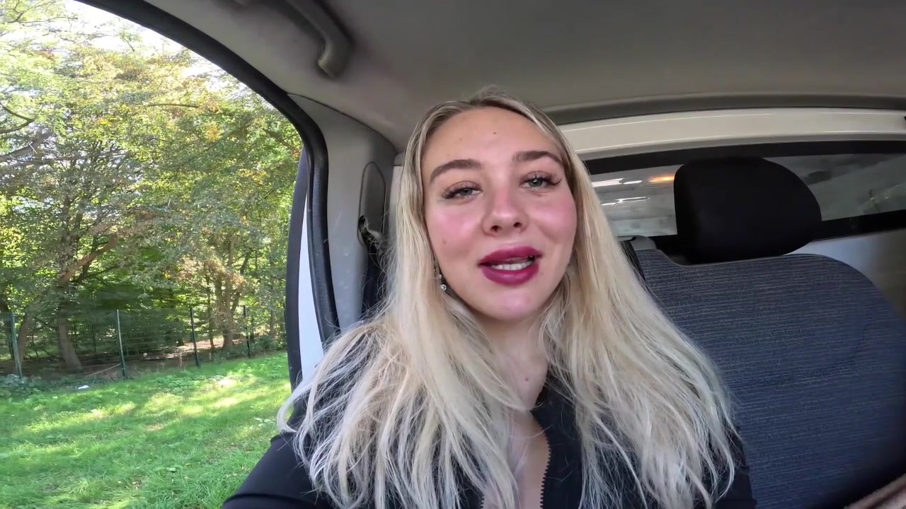 Heute war ich über 6h auf der Autobahn unterwegs......nach 3 drückte meine Blase brutal und ich musste dringend pissen. Als ich bei der Raststätte angekommen war, bin ich im kurzen Rock und Lederstiefeln ausgestiegen und  zu  der Toilette gelaufen. Dabei haben mir wieder alle Männer hinterher geschaut, ich sah aber ehrlich gesagt auch aus wie eine billige Hobby-Hure in meinem kurzen Lederrock und meinen hohen Lack-Leder Overknee Stiefel ! Als ich bei der Toilette angekommen war, habe ich mich mit meinen hohen Stiefeln auf den  Toilettenrand gestellt und meine Pisse rauslaufen lassen! Es war eine rießen Ladung, natürlich habe ich mir dabei als es raus lief aus dem Fotzenloch an meinen großen Brüsten gespielt.