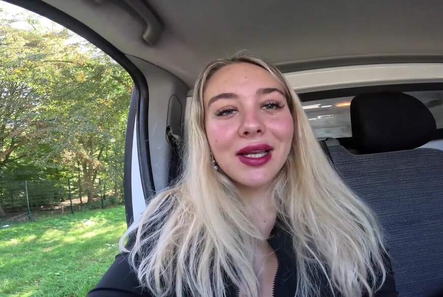 BeverlyAthalia: Blondine p**st an der Raststätte