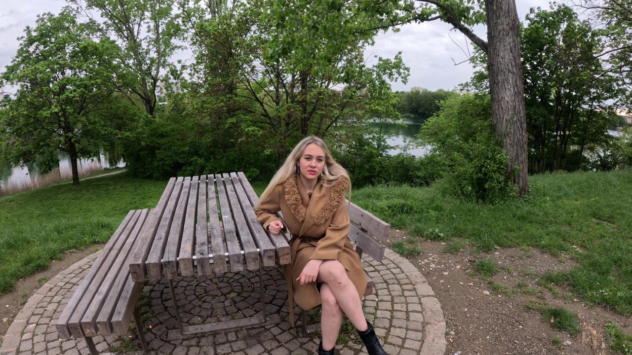 Diese Frau habe ich zufällig am See getroffen. Sie war gleich sehr versaut drauf und hat mich direkt angemacht ..............

Wie ich wohl darauf reagiert habe?