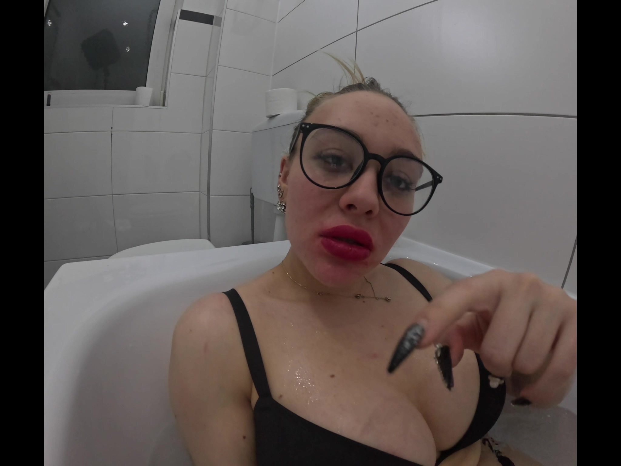 Wie du deinen Schwanz zu wichsen hast entscheide heute ganz alleine ich und meine Füße.

Wie lange wird dein Schlappschwanz wohl durchhalten bis er spritzt?

#bdsm#domina#füße