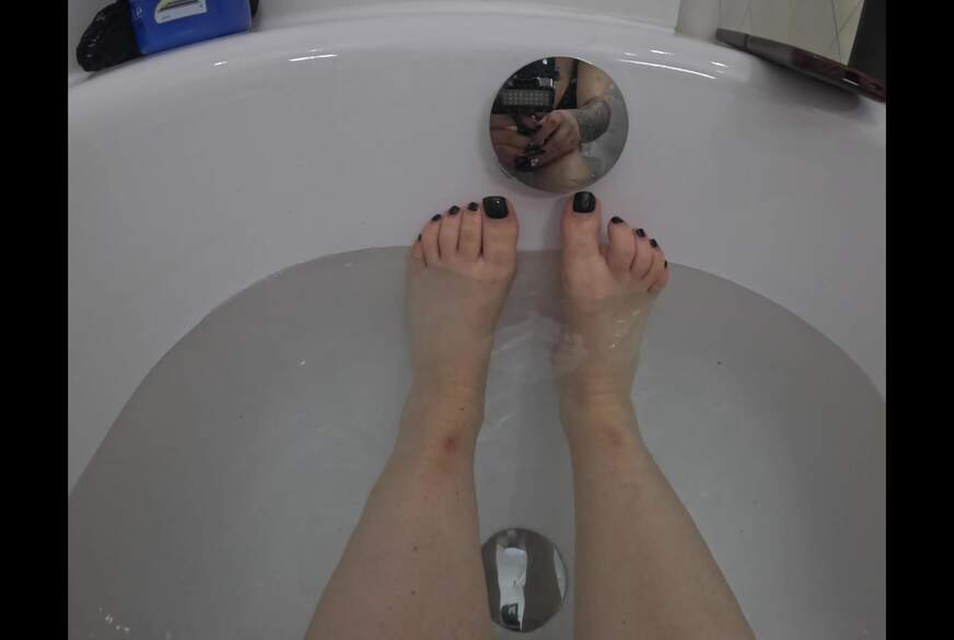 BeverlyAthalia: Ich zeige dir meine Füße und selbstbefriedige mich dabei!