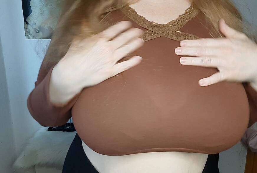 Ich hole meine Brüste aus dem BH von CurlyDreams pic1