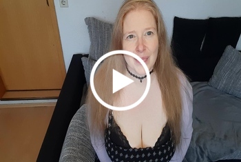 Der Clip ist schon ein bisschen älter ;)  Ich hole meine Brüste aus dem BH, knete und massiere sie...mmhhh zum schluss lasse ich noch meine Zunge um meine Nippel kreisen.  Kein reden