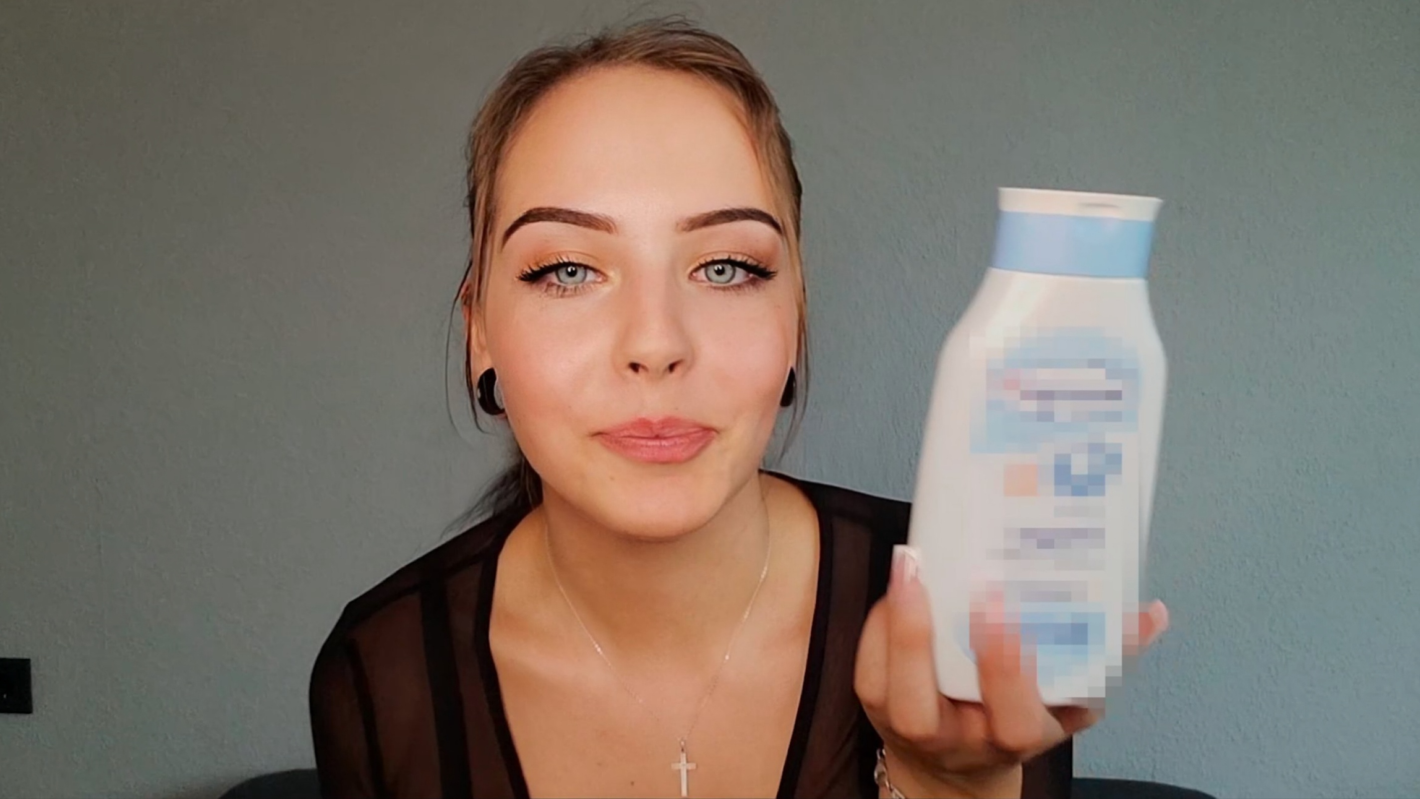 Ich habs getan - Das erste mal Titten gezeigt UNGLAUBLICH, ich habe es wirklich getan. Ich habe mich zum ersten Mal nackt in der Kamera gezeigt. Stehst du auf eingeölte pralle Möpse? Dann schau dir dieses Video an! 100% echte Natur-TITTEN!