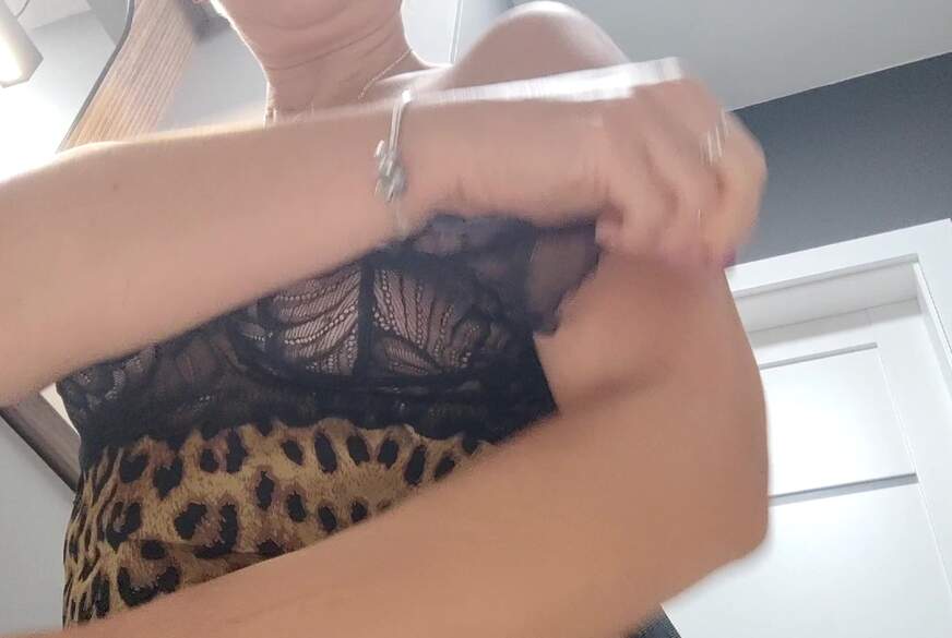 Livecamgirl: I shave my legs, armpits and p***y perfectly
