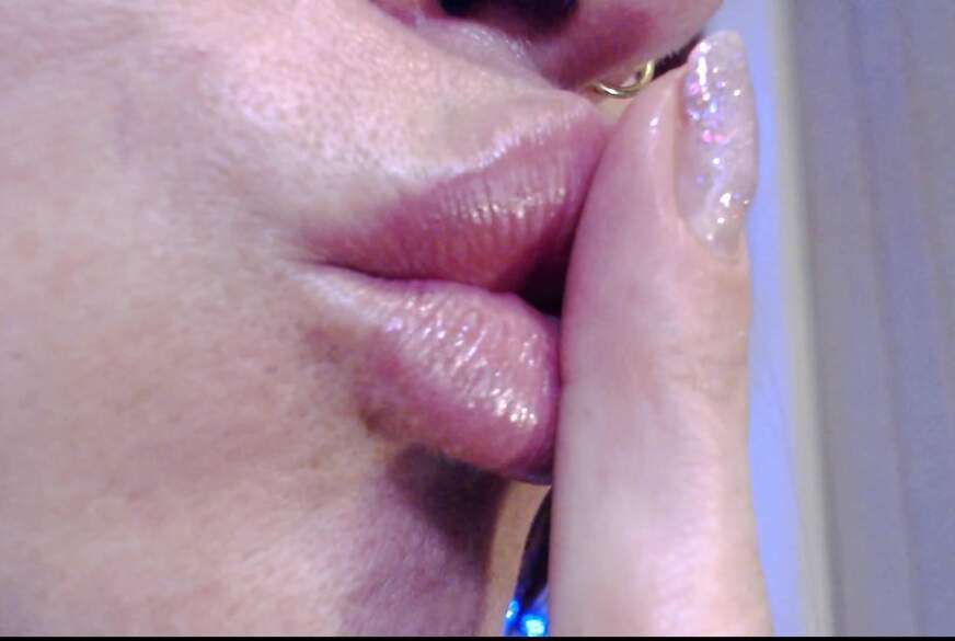 Livecamgirl: F****rs, Lips, and a Naughty Mind