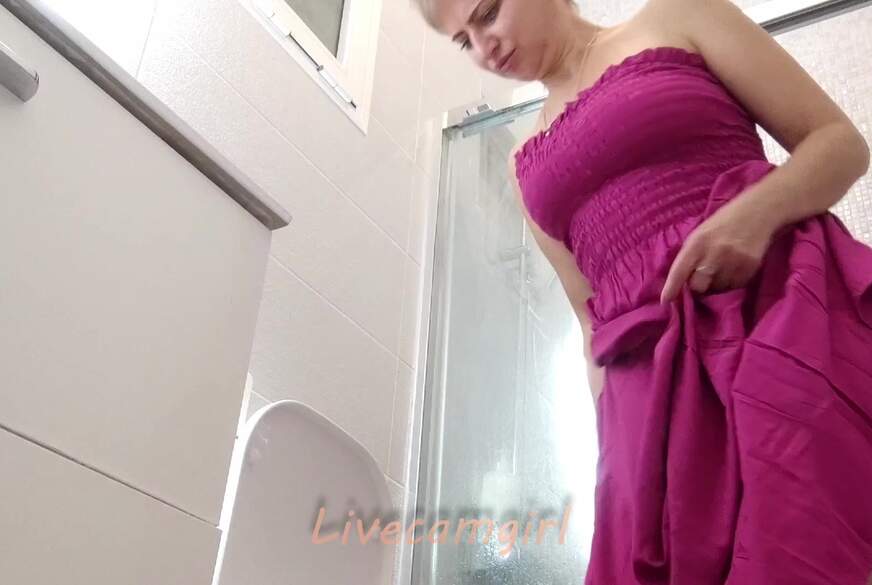 Livecamgirl: My pee collection 1