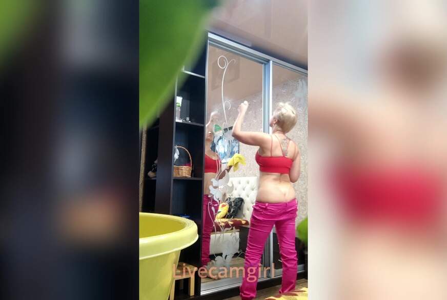 Naughty Cleaning von Livecamgirl