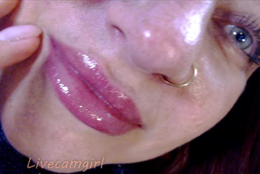 Mesmerizing Lips and F****r Tease von Livecamgirl pic2