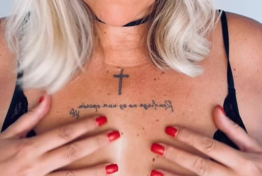 HotAurelie: Schön die Titten massieren!